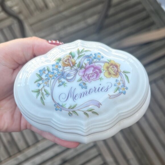 Vintage Avon 1983 Memories Are For Sharing Trinket / Music Box - Picture 1 of 7